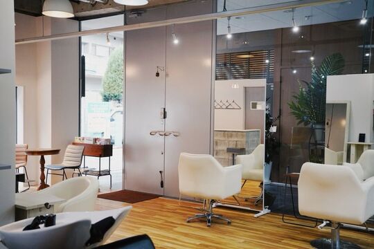 【西鉄久留米】≪社会保険完備≫小規模×少人数！！親身になった接客でお客様と関わりたくさんの笑顔を創ります！！オーナーさんから直接技術を学べるヘアサロン「hair bloom（へアーブルーム）」からアシスタント（美容師）の求人☆★☆