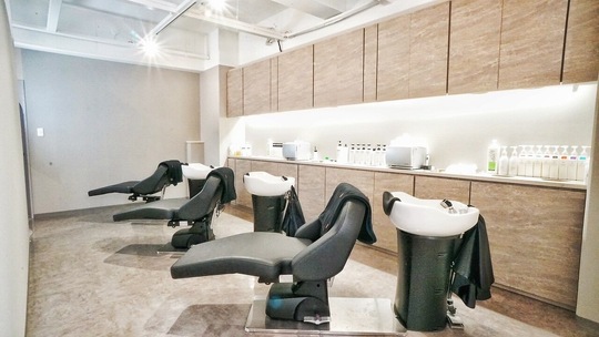 【橘通東】≪社会保険完備・営業時間19時迄・営業中のレッスンOK≫プライベートも大切にしながら成長できる環境です！！トレンドを意識したハイセンスな技術がお洒落に敏感な世代中心に大人気なヘアサロン「hair design ELMO.（ヘアデザインエルモ）」からアシスタント（美容師）の求人★☆