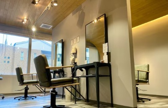 【旦過駅】≪高月給・社会保険完備・完全週休2日制・駅チカ≫単価1万円以上！お客様を大切にするお店です。営業中のレッスンを中心に技術を高め成長していくヘアサロン「est（エスト）」からアシスタント（美容師）の求人☆★