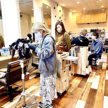 【三軒茶屋】≪完全週休2日制≫≪最短2年以内でデビュー可能≫海外サロンで勤務経験のあるスタッフ在籍！研修体制が整っており、最短1年でのデビュー実績があります！アットホームでスタッフ同士仲良く、充実した美容師生活が送れる「nina 三軒茶屋（ニーナサンゲンヂャヤ）」からアシスタント（美容師）の求人★☆