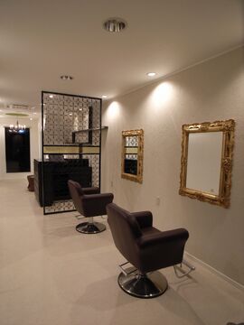 【東三国】≪月給17万円スタート！≫≪プライベート充実≫≪営業中レッスンOK≫退社時間は早いので営業中はしっかり集中して終わってからはしっかり休むスタイルでメリハリのある働き方が可能！自信を持ってスタイリストになれる環境ですよ♪「FRAME hair（フレイムヘアー）」からアシスタント（美容師）の求人☆☆