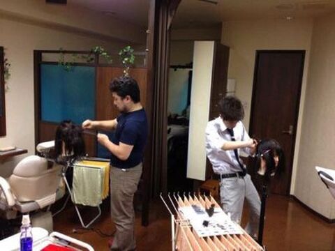 【松屋町】月7〜8日休みでプライベートも充実★アカデミーサロンとも提携してるので刺激を受けながらスキルアップ★通信生へのサポート体制もばっちり！ロンドン・NYへの留学もあり♪アットホームな地域密着型サロン“Dolphin（ドルフィン）”からアシスタント（美容師）の求人★☆