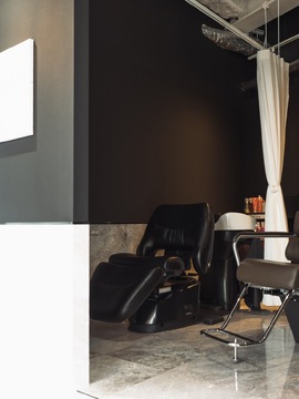 【東梅田】≪デビュー初月で月給70万円以上の給与実績あり！≫≪早番は19時台に退勤可能≫≪朝レッスンメイン≫≪昼食代支給≫スタッフ仲が良く風通しの良い環境で和気あいあいと働けます。縮毛矯正、デザインカラー、エクステとオールマイティーに技術が身に付きます「SIGMA（シグマ）」からアシスタント（美容師）の求人★☆