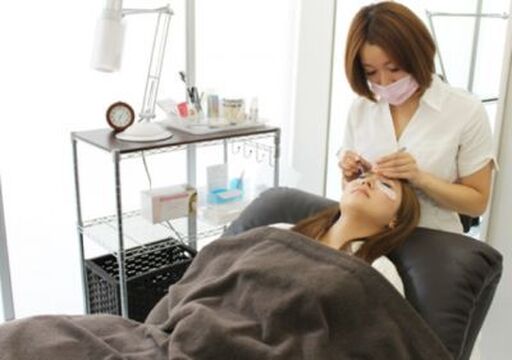 【梅田】《経験者募集 》社保完備☆日祝定休日☆実働8時間☆平均20：30退社☆「好待遇」の働き易い環境♪お客様1人1人としっかり向き合える★クリニック併設のアイラッシュサロン☆”fairy eye”からアイリスト（アイデザイナー・まつ毛エクステ）の求人☆★