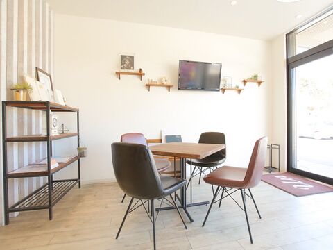 【六十谷】≪完全週休2日≫≪日曜休みあり≫≪有給休暇あり≫≪月給23万円≫≪社会保険完備≫デザインカラー、髪質改善など幅広く提供する地域密着サロンです！営業内レッスンで2年でデビューを目指せますよ。「Un（アン）」からアシスタント（美容師）の求人★☆