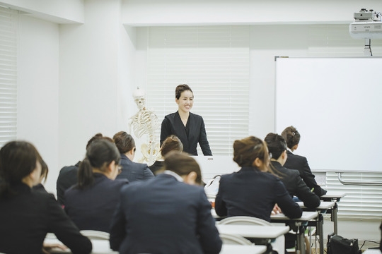 【横浜駅】≪日祝定休・未経験歓迎≫東洋思想をベースにした独自の痩身技術を学べます！女性専用のパーソナルダイエット教室になります！研修センターがありますので業界未経験の方も安心して勤務できます「健康やせ専門EVE 横浜西口教室（ケンコウヤセセンモンイヴヨコハマニシグチキョウシツ）」からエステティシャンの求人☆☆