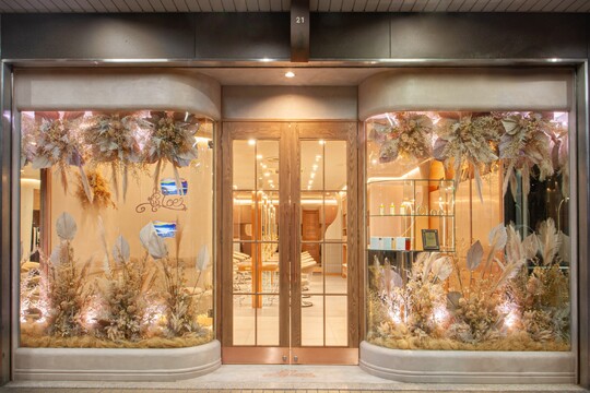 【東梅田】 ≪月8日休み≫≪社会保険完備≫≪早期デビュー≫関西トップクラスの人気ヘアサロン！スタイリストになれば歩合制で高収入が可能です！立地や環境を大切にし、オシャレな内装にこだわりがあります！「Cloe umeda（クロエウメダ）」からアシスタント（美容師）の求人☆★☆