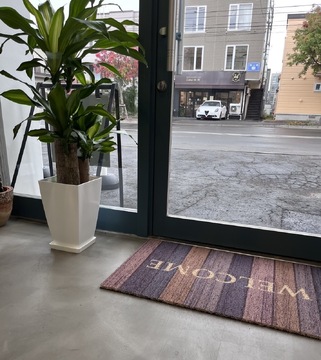 【南郷7丁目】≪交通費支給あり≫≪土日休み可≫≪連休最大1か月間可！≫≪入社3か月間は25万円保証！≫ノルマなし！入社半年間はフリー50%還元。オシャレも自由も仕事も全部楽しめる。あなたの「好き」を仕事にしながら自由×高還元で自分らしく輝けるサロンライフを！「COCO.hair（ココヘアー）」からスタイリスト（美容師）の求人☆★