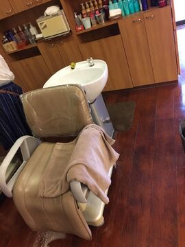 【JR吉塚】≪第1.3日曜日お休み・未経験18万円スタート・パートアルバイトも受け入れOK・18時迄の営業時間・扶養範囲の勤務OK≫着付け・セットも学べるので美容師として幅広い技術が学べる環境！年齢層も幅広くお客様との距離が近いヘアサロン「Hair&Make Alice（ヘアアンドメイクアリス）」からアシスタント（美容師）の求人☆☆