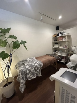 【阪急茨木市駅】≪エステ実務経験のある方優遇≫≪未経験OK≫≪週3日、1日6時間～OK≫≪社会保険完備≫エステティシャン兼アイリストとして勤務出来る方歓迎！希望があればまつエクやまつ毛パーマも学べる！シミ取りや痩身の脂肪冷却メニューが人気な「肌質改善サロン La chou chou（ハダシツカイゼンサロンラシュシュ）」からエステティシャンの求人★☆★