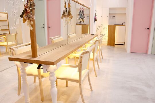 【西梅田】≪月8,9日休み・有給休暇あり≫≪社会保険完備≫女性スタッフが活躍する人気ヘアサロン！！！社会保障があり安定して正社員で働いていける雇用体制を整えています！！！「friity 大阪西梅田店（フリティオオサカニシウメダテン）」からスタイリスト（美容師）の求人☆★