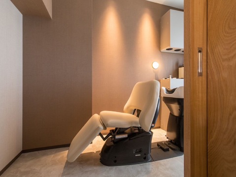 【JR和歌山駅】≪未経験・新卒生OK≫≪研修中給料あり≫≪客単価1万円以上≫≪最短16時に退勤可能≫≪ママさんの応募歓迎≫ヘッドスパの入客で歩合給発生！ハサミ持たない美容師多数在籍！「lino（リノ）」からアシスタント（美容室）の求人☆★