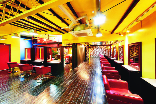 【飯塚駅】≪月休7日・社会保険完備・≫海外コンテストで度々優勝のオーナーから世界で通用する技術が学べます！！レベルの高い美容師を目指せるヘアサロン「FABRIC RED DOOR（ファブリックレッドドアー）」からアシスタント（美容師）の求人☆★☆