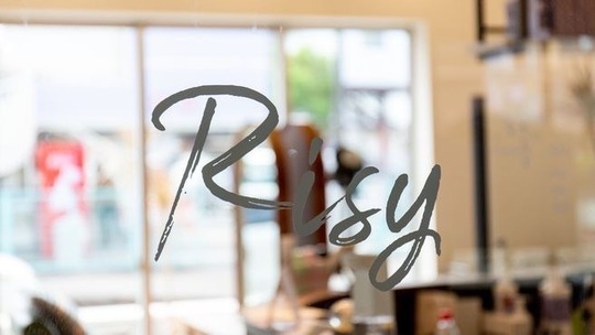 【JR二日市駅】≪営業中レッスンOK・月休7,8日・社会保険完備・練習が無ければ18時頃の退勤可能≫地域密着型で多くの大人女性に愛されています。早くて2年でスタイリストデビューが可能なヘアサロン「Risy（リジー）」からアシスタント（美容師）の求人★☆