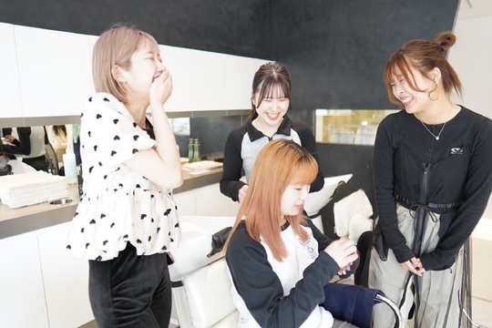 【たまプラーザ】≪完全週休2日制≫≪社会保険完備≫≪最短1年デビュー≫全国に展開していくトレンド発信型の大人気ヘアサロン！早期デビューを目指し、業界トップクラスの高収入が可能です！「La fith hair Bath たまプラーザ店（ラフィスヘアーバースタマプラーザテン）」からアシスタント（美容師）の求人☆★