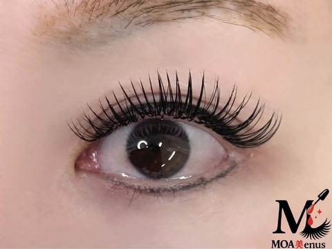 【高槻市駅】≪土日休みOK≫≪駅チカで好立地≫≪WワークOK≫≪髪色・ネイル自由≫≪残業なし≫≪ブランクがある方でもOK≫フラットで安心な人間関係と万全のフォロー体制。ジャンルにとらわれずあなたの得意・個性を存分に発揮できる環境！！「MOA美enus（モアビーナス）」からアイリスト（まつげエクステ・まつげパーマ）の求人☆☆