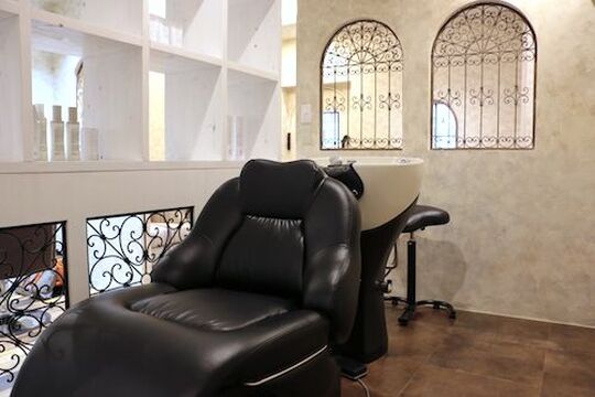 【大手門】≪社会保険完備≫≪月給18万円スタート≫≪デビューまで最短1年半！≫マンツーマンで技術を学びスタイリストを目指しましょう！！薬剤知識も学べる温かい雰囲気のヘアサロン「Hair Make I’KS（ヘアメイクイックス）」からアシスタント（美容師）の求人☆☆