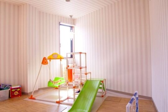 【北野田】≪日曜定休あり≫≪大型連休時の休暇あり≫欧風のお洒落な雰囲気！2Fはママさん安心のキッズルームと上質なケアを提供するスパルーム！お客様との距離も近いアットホームなサロン「allure（アリュール）」からスタイリスト（美容師）の求人です☆☆