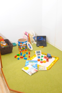 【緑地公園】≪平日のみOK／扶養内の勤務OK／ママさん美容師大歓迎≫スタッフの幸せがお客さまを幸せにする！和気あいあいとしたサロンなので、楽しく働いていけますよ！ママさん美容師も大歓迎「Roots hair（ルーツヘアー）からアシスタント（美容師）の求人☆★