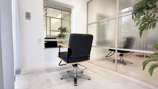 【おもろまち】≪スタッフ定着率93％≫≪インボイス会社負担で面倒な手続き不要≫≪単価10000円以上≫≪最低保障給あり≫≪マンツーマンでの入客≫話題の艶髪特化サロン！ほとんどのスタッフが顧客0スタートなので、顧客がいない方も安心！高単価サロンのため数をこなさなくても稼いでいける！「Zina 沖縄新都心（ジーナオキナワシントシン）」からスタイリスト（美容師）の求人☆★