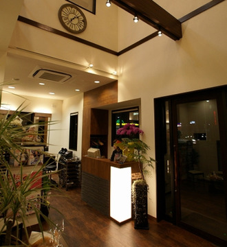 【川西能勢口】≪パートは土日休みOK！≫≪19時過ぎに退勤可能！≫≪社会保険完備≫入客チャンスアリ！撮影などクリエイティブなことにも関われる！地域密着型のサロン「OOPS hair design（ウープス ヘア デザイン）」からスタイリスト（美容師）の求人★☆