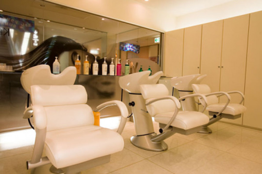 【豊中】指名売上30％還元（最低保証：月給23万円）やりがいのある給与システム！10名以上のスタッフが協力し合ってサロンを盛り上げています！駅直結の好立地☆実力派サロン「M2 HAIR CREATORS（エムツー ヘアークリエイターズ）」からスタイリスト（美容師）の求人☆★☆