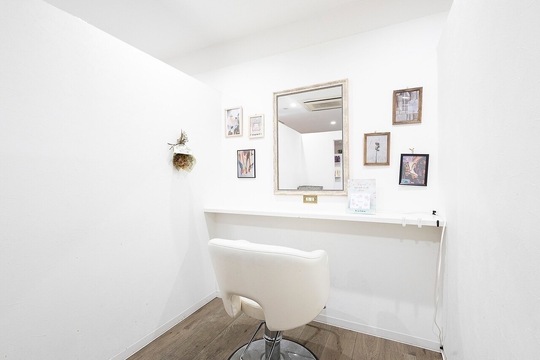 【梅田】≪完全マンツーマンでの入客≫≪カットカラー2時間枠≫≪月8,9日休み≫≪土日休み可能≫≪社会保険完備≫平均客単価17000円ほどの髪質改善特化高単価サロン！1日3,4名の入客で月100万円の売上を作れる環境！数をこなさなくても稼いでいける為長く美容師として働いていけますよ！「Jewel Box 東梅田店（ジュエルボックスヒガシウメダテン）」からスタイリスト（美容師）の求人★☆