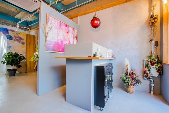 【石橋阪大前】ママさん美容師さん、ブランクのある方も大歓迎！髪質改善や頭皮ケアに特化した女性専用のプライベートサロン。おしゃれな落ち着いた店内でのびのびと働いてもらえる環境です「kanunu（カヌヌ）」からアシスタント（美容師）の求人☆☆