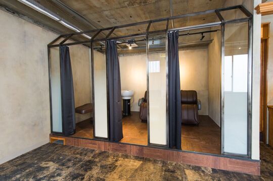 【西梅田】≪月8,9日休み・有給休暇あり≫≪社会保険完備≫新規集客が多いカラーが人気のヘアサロン！！！社会保障があり安定して正社員で働いていける雇用体制を整えています！！！「feery color 大阪梅田店（フィーリーカラーオオサカテン）」からスタイリスト（美容師）の求人☆★