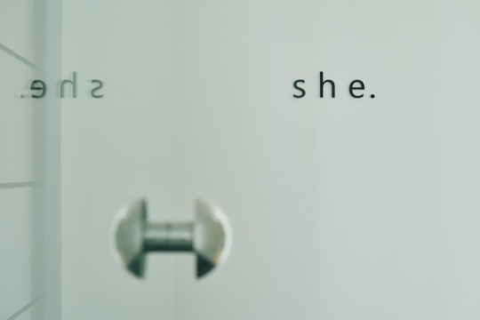 【桂】≪完全週休2日制≫≪月給21万円≫≪社会保険完備≫≪最短1年4ヵ月でデビュー可能≫平均退社時間19時30分頃！営業時間内レッスン可能！アットホームな小規模サロン！「she.（シー）」からアシスタント（美容師）の求人☆★☆