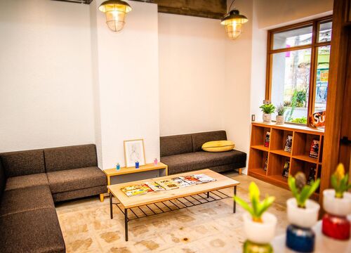 【東淀川】≪社会保険完備≫≪ブリーチやデザインカラーに強い≫≪フェードやパーマもおまかせ≫ブリーチなど個性的なスタイル提案で人気のメンズ専門店！メンズカラー、カットが好きという方にピッタリの「A-ge（アージ）」からアシスタント（美容師）の求人★☆