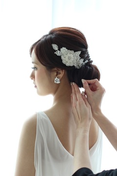 【福岡近郊】≪未経験・新卒生OK≫≪完全週休2日制≫≪社会保険完備≫≪実働8時間≫≪閑散期は土日休み取得可能≫≪有給休暇あり≫≪デビューまで1～2ヶ月≫年間1000件以上の式を手掛ける老舗企業でブライダルヘアメイクのお仕事をしませんか？未経験からでも、現場で活躍できる技術を身に付けられます！「ブライダルみちこ（ブライダルミチコ）」からブライダルヘアメイクの求人☆☆