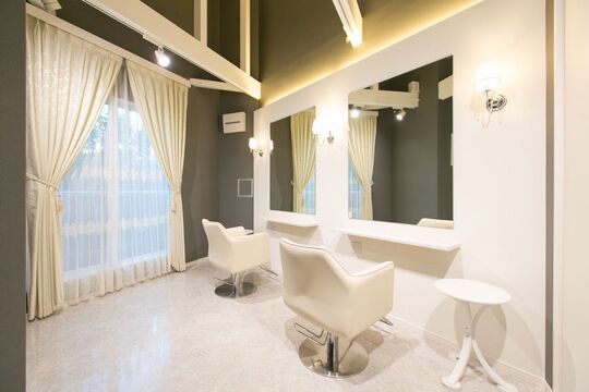 【川西能勢口】≪月給25万円スタート≫≪社会保険完備≫≪ライフスタイルにあった働き方が可能≫落ち着いた雰囲気が人気の大人の女性のためのトータルビューティーサロン！高単価で一人一人のお客様と密に関わってもらえます「Villa（ヴィラ）」からスタイリスト（美容師）の求人☆★