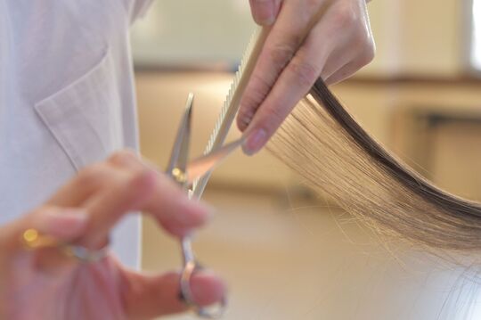 【南森町】≪社会保険完備≫≪月給22万円スタート!!≫≪最短1年半デビュー≫働き方はアナタ次第！月10日休みなどお休みを増やすことも可能です◎ライフスタイルに合った働き方ができるから長く働ける「agora 南森町店（アゴラ ミナミモリマチテン）」からアシスタント（美容師）の求人☆★☆