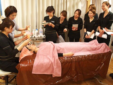 【学園前】≪社会保険完備≫≪月9日休み≫≪有給休暇あり≫ハンド痩身、アーユルヴェーダ経験者歓迎！本格的なアーユルヴェーダをはじめとした幅広いメニュー展開！多くのお客様から支持される老舗サロン「e’s salon 学園前店（イーズサロンガクエンマエテン）」からエステティシャンの求人☆★☆