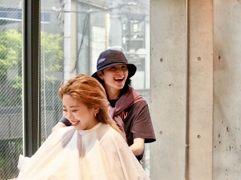 【表参道】≪賞与あり≫≪完全週休2日制≫≪高単価≫≪社会保険完備≫≪デビューまで2年以内≫髪質改善や縮毛矯正に定評アリ！美しい髪を保ちながらトレンドのスタイルのお客さんに提供しています。平均単価1万円超えの高単価でしっかりと稼ぐことのできる環境です！「ANDREY（アンドレイ）」からアシスタント（美容師）の求人☆★