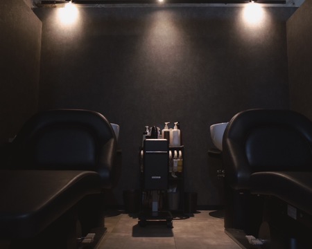 【京都市役所前】≪抜群の集客力で即入客可！≫≪1日のMax施術人数3名≫≪客単価1万円以上≫≪土日休みOK≫カットカラーの施術時間は2時間以上！デザインカラー比率が高い人気サロン「JESTER（ジェスター）」からスタイリスト（美容師）の求人☆☆