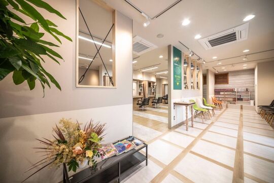 【片江】≪週休最大3日・月給25万円コースあり・車通勤OK・他店へヘルプ勤務無し・幅広い年齢層のスタッフが活躍・日曜日お休みOK≫ブランクがある方、幹部候補も大歓迎！！カットに自信のない方でも、丁寧に指導！座ってカットもOKなのでお身体の負担も少ないです。主婦の方も長くお仕事が出来る環境のカット専門店「quarters（クォーターズ）」からスタイリスト（美容師）の求人★☆