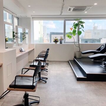 【京都河原町】SNSで人気！！集客バツグンのデザインカラー9割のトレンドサロン！！≪営業中レッスン可能≫≪夏季・年末年始休暇あり≫バレイヤージュなどのデザインカラーが好きな方、学びたい方大歓迎！！困ったときはスタッフさん同士で支えあう「Kala Hair Salon（カラヘアーサロン）」からアシスタント（美容師）の求人☆★☆