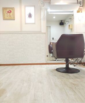 【野芥駅】≪車通勤OK・社会保険完備・月休8,9日・GW休暇5日あり・平均退勤時間18〜19時≫オーナーさんが直接技術を指導！メリハリをつけて楽しくお仕事しましょう。幅広い世代に愛されるアットホームな地域密着型のヘアサロン「grazie HAIR DESIGN（グラッチェヘアーデザイン）」からアシスタント（美容師）の求人★☆★