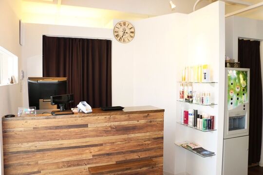 【池田駅】≪社会保険完備≫≪月給23万円スタート≫≪有給休暇あり≫≪19時には退勤可能≫正月休みや、GW休暇などお休みも超充実！新しいスタッフさんもどんどんお客様に入客することが可能です！スタッフ同士も仲が良い、地域密着型サロン「Hair Designers SILK（ヘアーデザイナーズシルク）」からスタイリスト（美容師）の募集☆☆