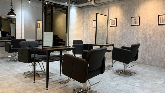 【博多駅】≪スタッフ定着率93％≫≪全席個室店舗≫≪インボイス会社負担で面倒な手続き不要≫≪単価10000円以上≫≪最低保障給あり≫≪マンツーマンでの入客≫話題の韓国＆艶髪特化サロン！ほとんどのスタッフが顧客0スタートなので、顧客がいない方も安心ですよ！高単価サロンのため数をこなさなくても稼いでいける！「Zina 博多（ジーナハカタ）」からスタイリスト（美容師）の求人☆★