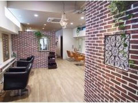 【天神】西通りからすぐの場所にあるアンティークでオシャレな美容室♪全国でも話題の薬剤を使用しお客様の美をサポートしています！！トレンドに敏感な大人女性から支持されるヘアサロン「hair design ChouChou by Yone（ヘア デザイン シュシュ バイ ヨネ）」からアシスタント（美容師）の求人☆★☆