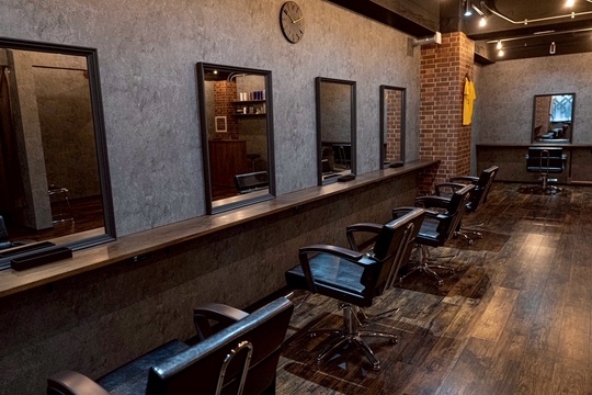 【江坂】≪北摂エリアで話題のメンズサロン≫≪最短6ヵ月でスタイリストデビューが可能≫≪社会保険完備≫≪月8日休み≫≪土日休みOK≫営業時間内レッスン可能！トレンドのパーマスタイルのオーダーが多数！流行りの薬剤や商材が多いサロン！「LiG Men's salon（リグメンズサロン）」からアシスタント（美容師）の求人★☆