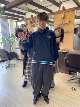 【春日井駅】◆社会保険完備・完全週休2日制・日曜定休あり・19時に営業終了◆レッスンは基本的に営業時間内にしか行わず、残業はほぼなし！幅広い年齢層のお客様と関われ、学べる技術も多岐にわたります！主体性を尊重してくれる地域密着サロン「髪切処 一（カミキリドコロイチ）」からアシスタント（美容師）の求人☆★