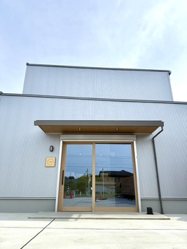 【綾部駅】≪完全週休2日制≫≪土日休みOK≫≪社会保険完備≫≪全席半個室≫≪有給休暇あり≫≪ママさん大歓迎≫≪マンツーマン施術≫売上ノルマなし！固定給＋店舗全体の売上に応じたインセンティブで安定＆やりがいを両立したサロン「coma（コマ）からスタイリスト（美容師）の求人★☆