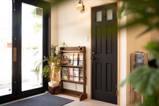 【新大宮】≪完全週休二日制≫マイカー通勤可能。様々な働き方のスタンスから選べます。広々サロンであなたらしい美容師生活を応援！FuLAM Hair designers（フラムヘアデザイナーズ）からアシスタント（美容師・理容師）の求人☆★☆