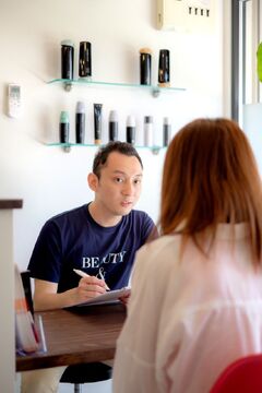 【川西能勢口】≪月給23万円～≫≪社会保険完備≫≪月8,9日休み≫≪平均19時台に退勤可能≫≪土日休みも相談OK≫半個室の落ち着いた雰囲気が人気！マンツーマン接客なので無理なくのびのびと働いていただけます。ライフスタイルに合わせた勤務ができるので、ママさん美容師スタイリストも大歓迎！「whith（ホワイス）」からスタイリスト（美容師）の求人☆☆