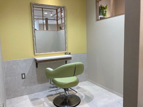 【筑紫駅】≪社会保険完備・有給休暇・住宅手当アリ≫≪1年半でスタイリストデビュー可能≫長く働ける条件が揃っています！！お客様との関わりを大切にしているアクセス抜群のヘアサロン「PLUS ONE 筑紫駅前店（プラスワンチクシエキマエテン）」からアシスタント（美容師）の求人☆☆