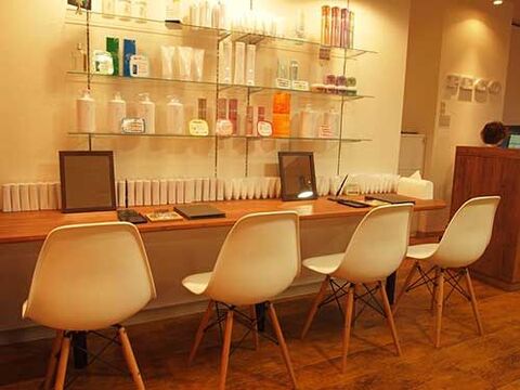 【諏訪野町】≪社会保険完備≫プライベートも充実させながら、お仕事！！20〜30代のお客様が多くご来店！オトナ女子をキレイにプロデュース！ヘアサロン「PECO Hair&Beauty Life Shop（ペコヘアアンドビューティーライフショップ）」からスタイリスト（美容師）の求人☆★☆